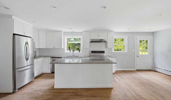 16 Ramblewood Dr, Branford, CT 06405