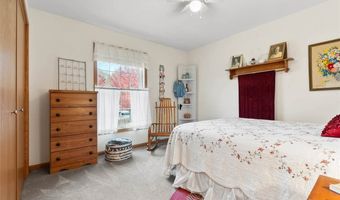 5709 Oak Crest Hill Rd SE, Riverside, IA 52327
