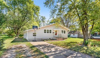 922 S Oak Ave, Aurora, MO 65605