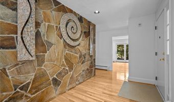 24 GREENWOOD Ln, Lincoln, RI 02865