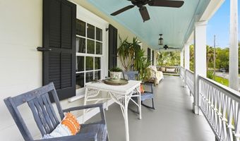 128 4th St, Apalachicola, FL 32320