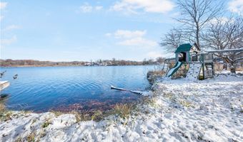 584 Apple Dr, Akron, OH 44319