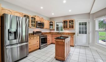 4406 ROUNDHILL Rd, Alexandria, VA 22310