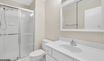 7504 WESTLAKE Ter 25, Bethesda, MD 20817