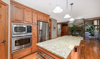 679 DEEP WOODS Dr, Aurora, OH 44202