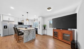 677 Turfwood Dr, Ballwin, MO 63021