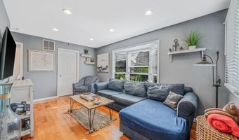 29 North Plz, Amity Harbor, NY 11701
