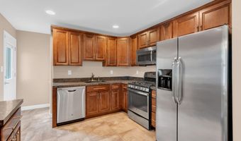 32 Bowline St, Beachwood, NJ 08722