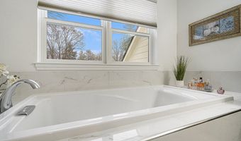 1360 Fairlane Dr, Ann Arbor, MI 48104