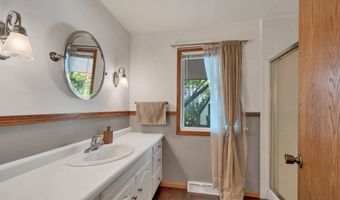 8 HILLTOP Ct, Appleton, WI 54914