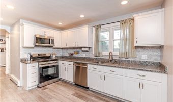 3 Hilltop St, Johnston, RI 02919
