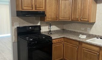 215 S Hale St 8A, Addison, IL 60101