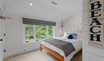 8 Gaylea Dr, Branford, CT 06405