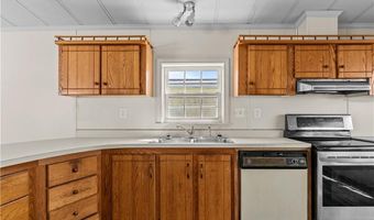 92 Bayview Pkwy, Middletown, RI 02842