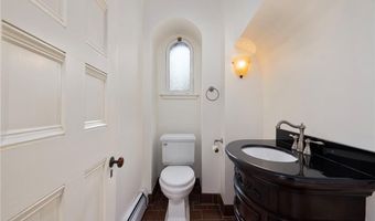 107 Old Beach Rd 2, Newport, RI 02840