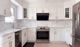 12 Deepdale Pkwy, Albertson, NY 11507