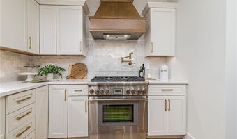 8 Kerins Ter, Newport, RI 02840