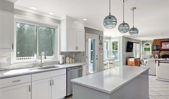 102 Cranberry Ter, Cranston, RI 02921