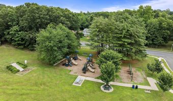 140 Idlebrook Ln, Aberdeen, NJ 07747
