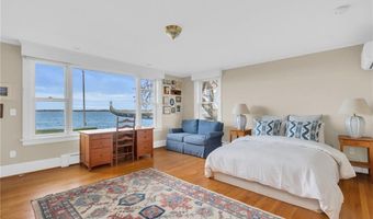 4 Van Zandt Ave, Newport, RI 02840