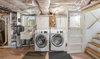 6 Brooks Ave, Newport, RI 02840