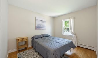 34 Foxhill Ave, Bristol, RI 02809