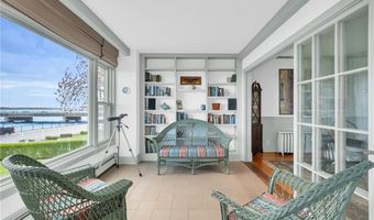 4 Van Zandt Ave, Newport, RI 02840