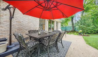 7600 CHARLESTON Dr, Bethesda, MD 20817