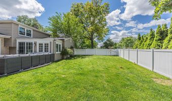 210 W Pickwick Rd, Arlington Heights, IL 60005