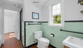 2 Carvin Ct, Warwick, RI 02886