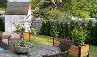 23 Chachapacassett Rd, Barrington, RI 02806