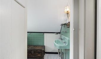 10 Casey Ct, Newport, RI 02840