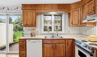 2 Mansion Woods Dr B, Agawam, MA 01001
