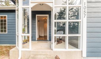1057 4th St SE, Bandon, OR 97411