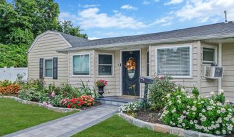 62 Bayside Ave, Amity Harbor, NY 11701
