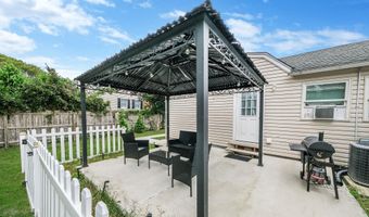 62 Bayside Ave, Amity Harbor, NY 11701