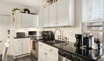 33 Marsh St, Newport, RI 02840