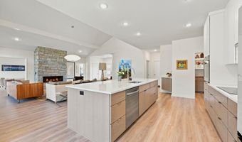 2104 Golfview Dr, Auburn, IN 46706