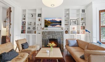 210 8TH St SE, Washington, DC 20003