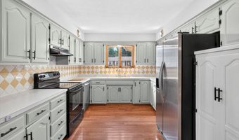 1635 Oak Dr, Aurora, MO 65605