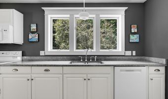 2 Sunnyfield Ln, Falmouth, ME 04105