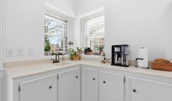 14917 Oaks N Dr, Addison, TX 75254