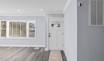 4 Somerset Rd N, Amityville, NY 11701