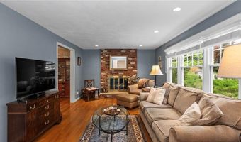 40 Sage Dr, Warwick, RI 02886