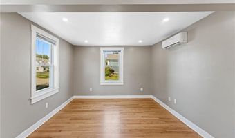 32 Richmond St 1, Bristol, RI 02809