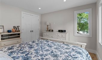 8 Woodsia Rd, Narragansett, RI 02874
