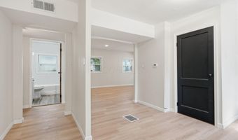 1074 S James Rd, Columbus, OH 43227