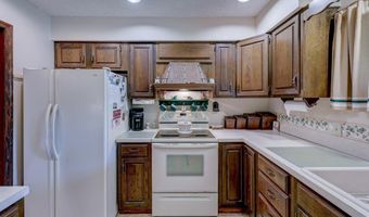 4 Lakeridge Dr, Arkansas City, KS 67005