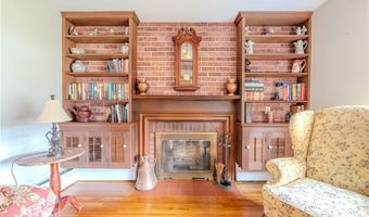 8 Spruce Ave, Middletown, RI 02842