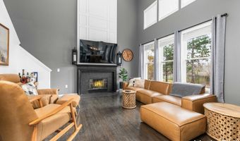 33 Fox Point Ct NE, Ada, MI 49301